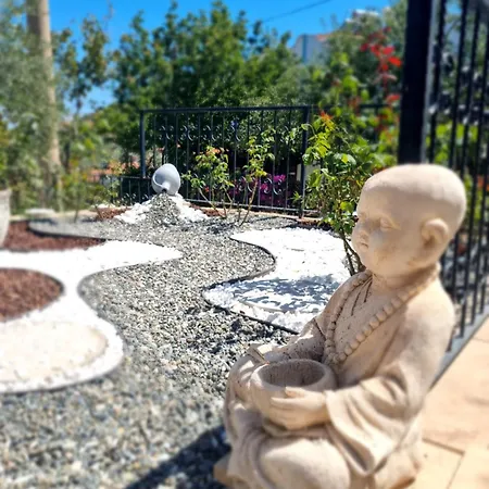 アパート Egem House ダッチャ